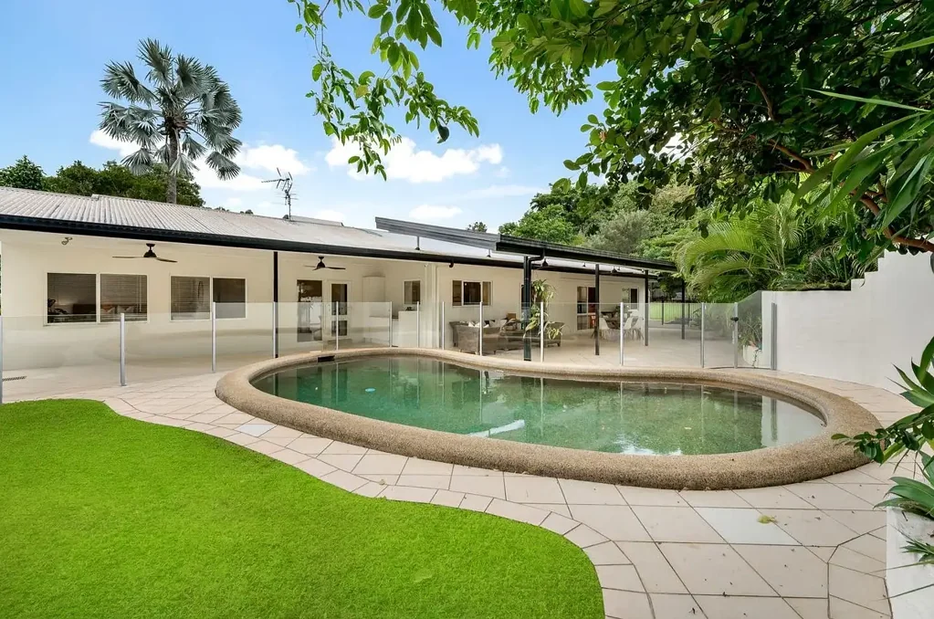 SIMPLY STUNNING! PRIVATE, MODERN & SPACIOUS HOME IN A1 LOCATION!