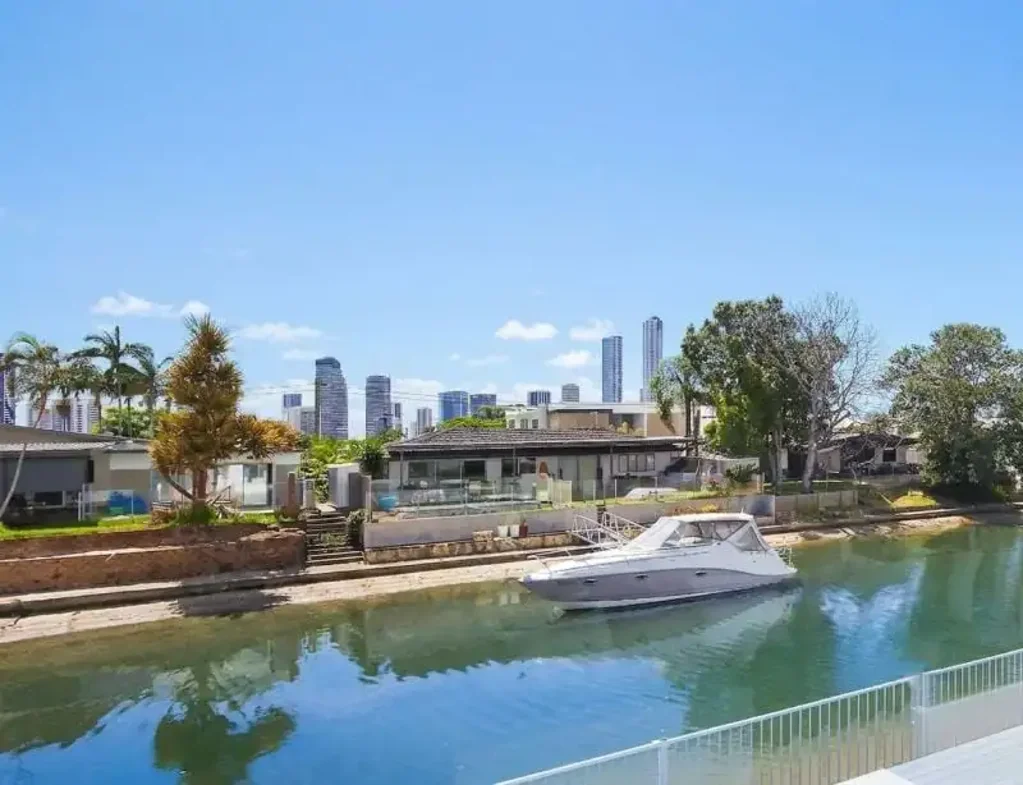 Near New, Waterfront Luxury Flat, Furnished, Utilities Included, Broadbeach Waters