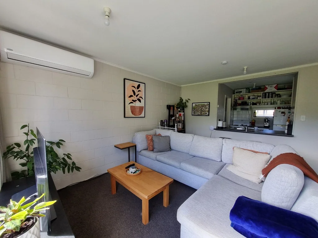 Tidy 2-level 2 bedroom unit