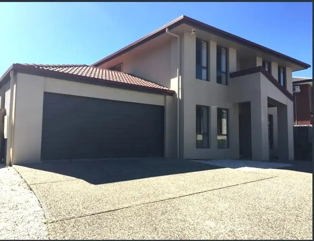 GREAT LOCATION - WITHIN WALKING DISTANCE TO TRAIN