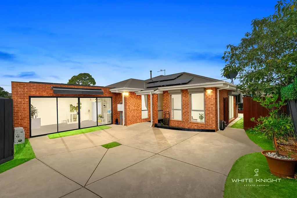 St Albans 3房 三卧宽敞主套 采光起居厨房齐全 私密庭院双车库 近站学商 Perfect for First Buyers, Downsizers or Investors