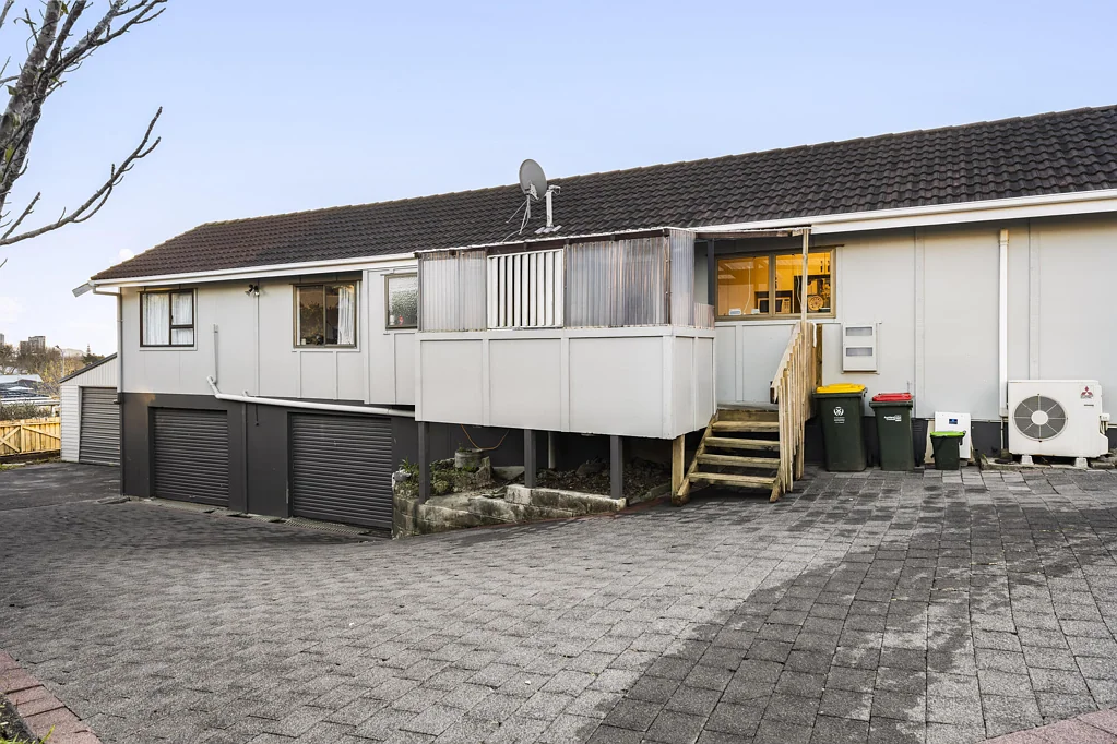Clover Park 4 Bedroom #GAMEDAY - 856sqm; DOUBLE GARAGES, MUST SELL