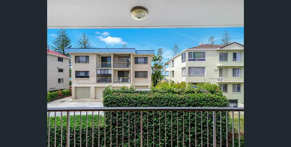 Coastal Living Just Moments from the Broadwater!