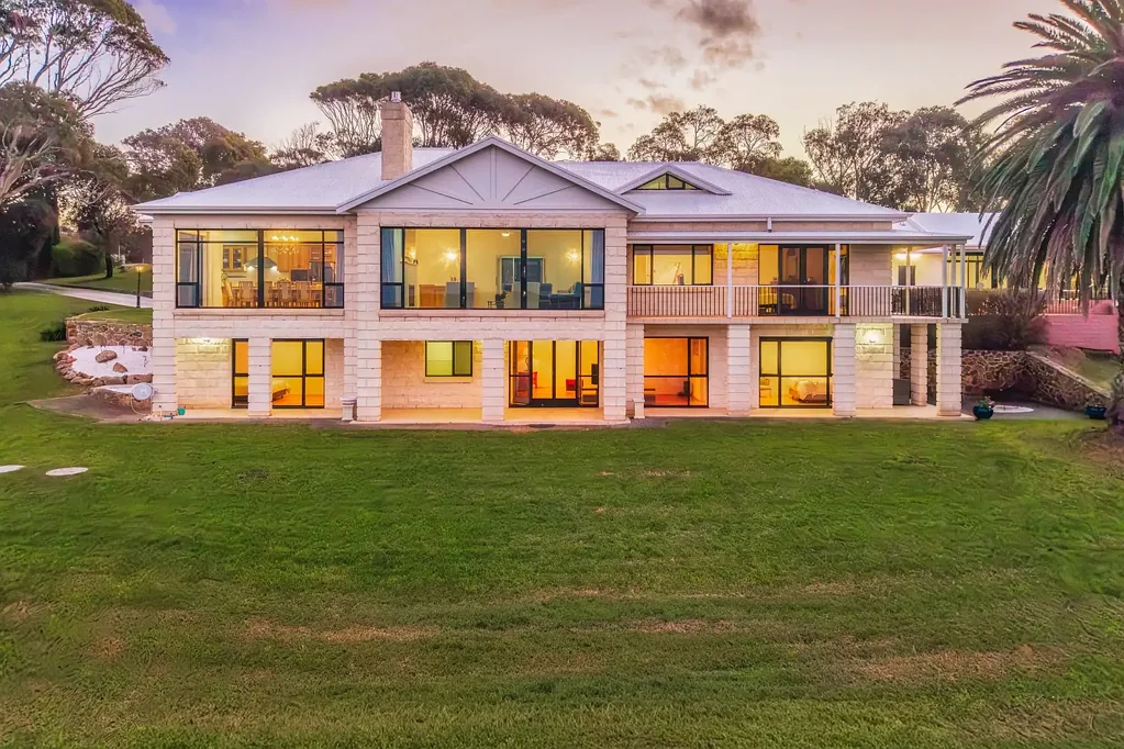 Port Lincoln 4 Slaapkamer Luxury Family Home with 180° Ocean Views, Large Shed & Entertaining Pavilion