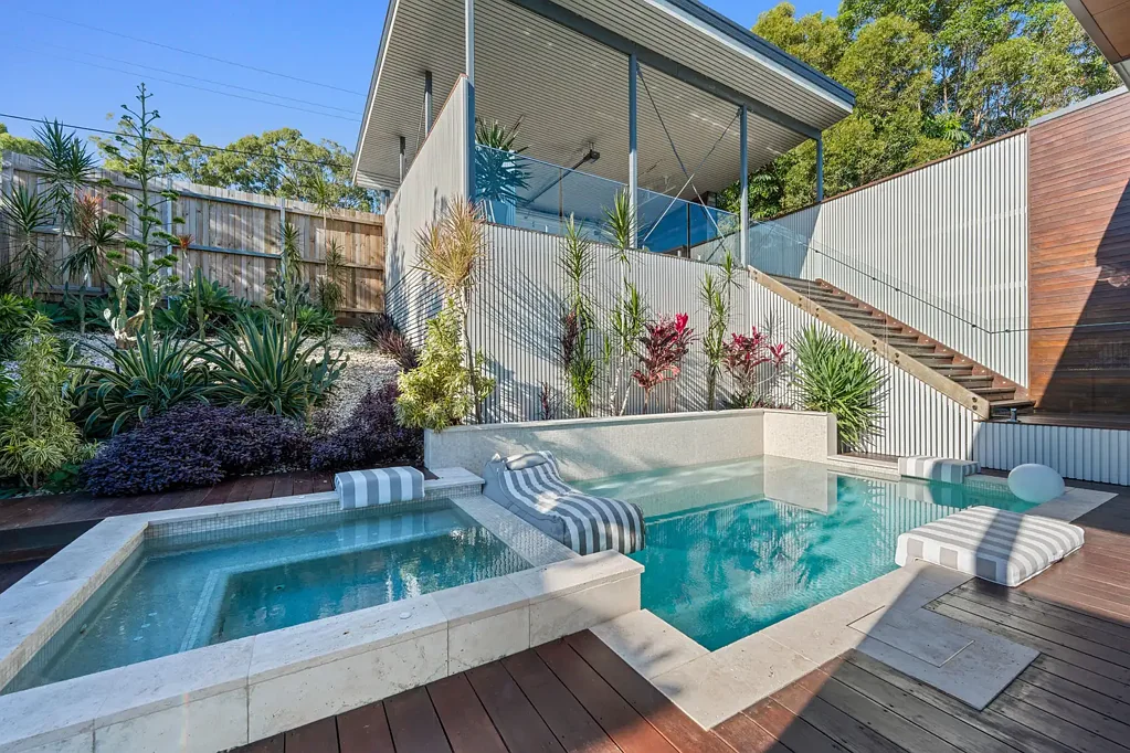 Little Mountain 4 Slaapkamer Elevated Family Retreat with Pool, Spa & Ocean Glimpses