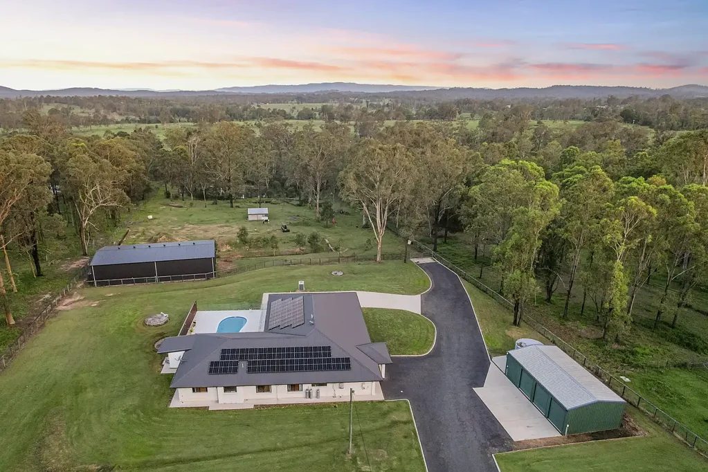 Cedar Grove 4房 5英亩私享天地 地下车池泳池 现代厨餐空间 超大棚屋储物 太阳能环保节能 Where acreage luxury meets everyday liveability