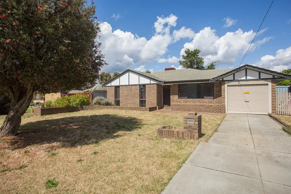 Gosnells 3房  Vacant Home on Huge 688m2 Block -  Fresh Paint, New Carpets and Ready to Go!