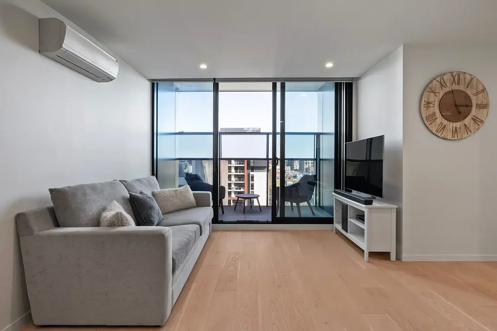 South Yarra 2房 Chapel街旁超时尚奢居 engineered timber floors 西南向露台 Port Phillip Bay视野 储物笼 安全停车 Chic urban sanctuary with Low Owners Corporation Fees