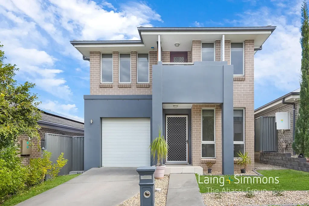 Jordan Springs 5Moenga Five Bedrooms, Multiple Living Spaces and a Home to Fall in Love With