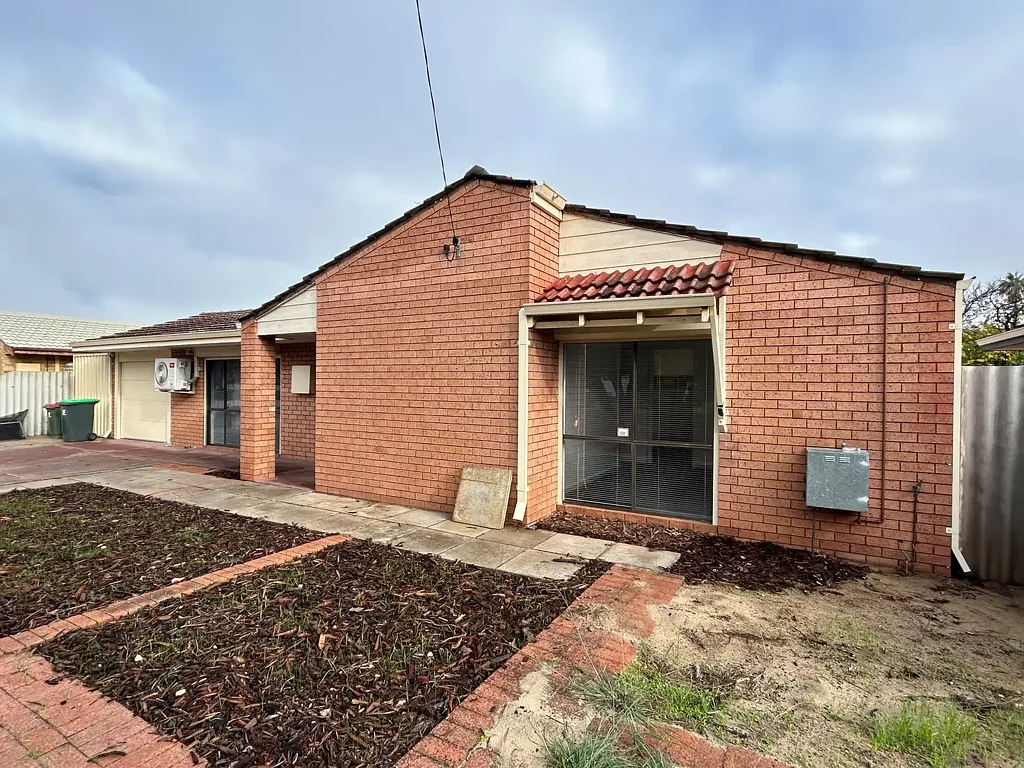 Freshly renovated Family Home Available NOW! 4x2 with extra multifunctional room