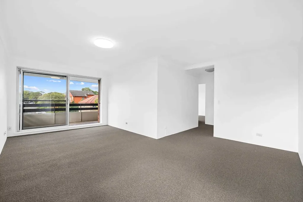 Large 2 bedroom apartment in secure building with 2 car spaces
