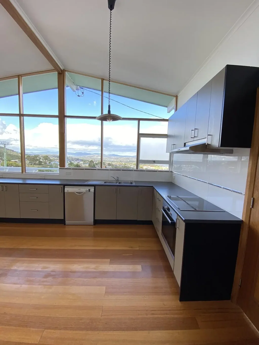 Mid century Rosetta with expansive views and large garden.