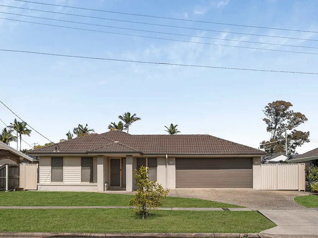 Redcliffe 4房 宽敞现代家庭住宅，坐落于600平方米大地块 Spacious Modern Family Home on a Large 600m2 Block