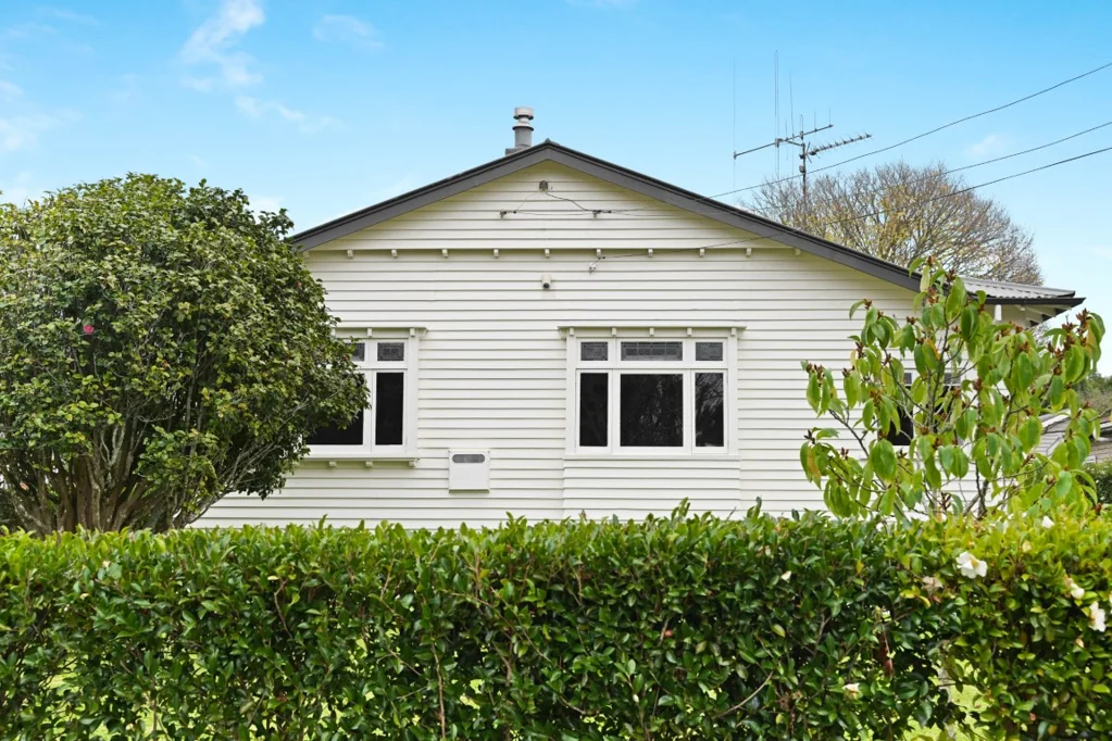 Hamilton Central 4 Bedroom Refurbished Bungalow on a Freehold Title