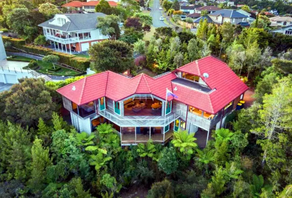 Highly quality built 4bedroom and 3bathroom house enjoying 180-Degree panorama in Chatswood.