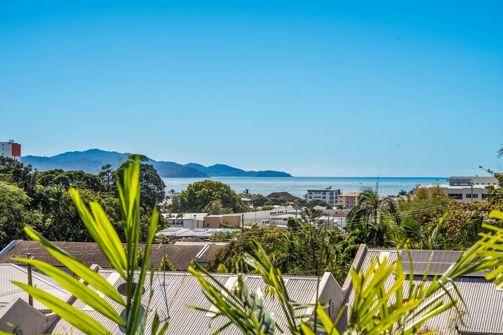 North Ward 5房  SPACIOUS FAMILY LIVING IN SOUGHT-AFTER NORTH WARD WITH VIEWS AND BREEZES.