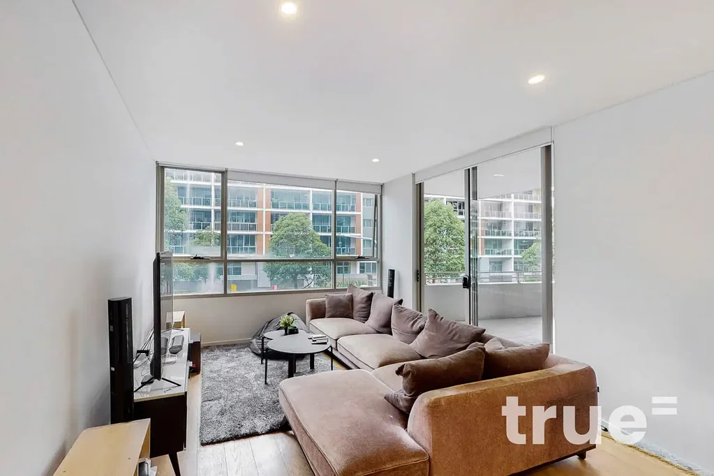 RARE DUAL ENTRANCE OPPORTUNITY WITH DOUBLE LOCK-UP GARAGE