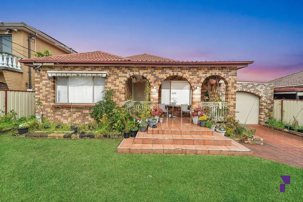 Liverpool 7 Slaapkamer Solid brick family house and granny-flat set on a prized 809sqm north-facing block