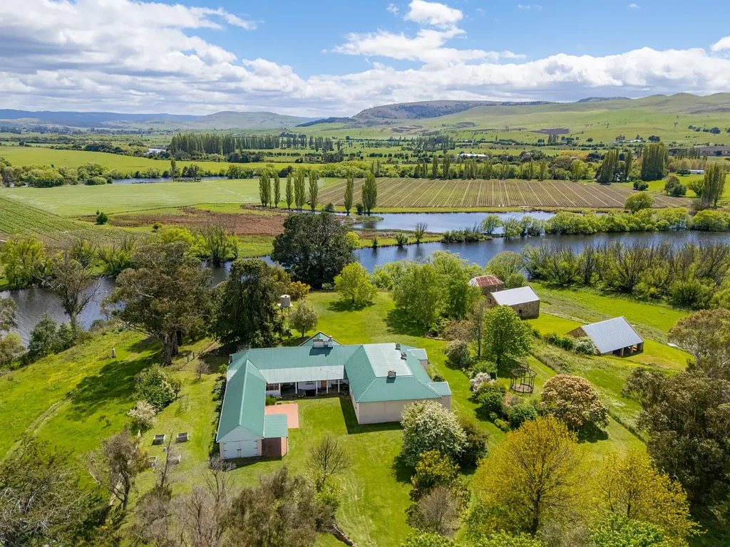 Ouse  Dunrobin - A Historic Vineyard Estate on the Derwent River