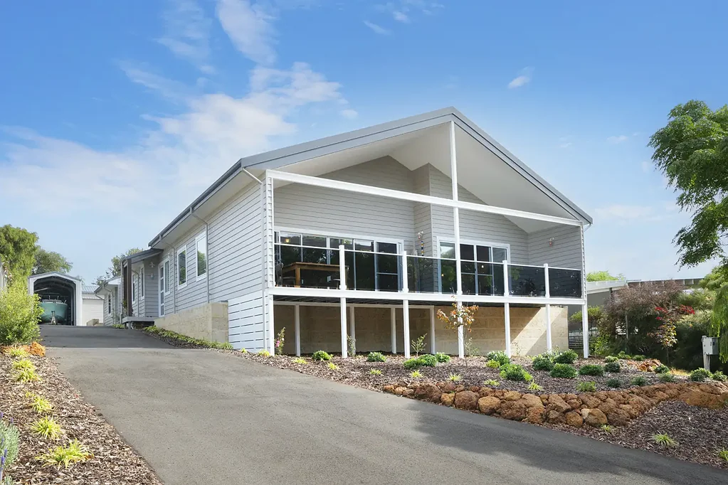Augusta 4ห้องนอน Serene Waterfront Location!