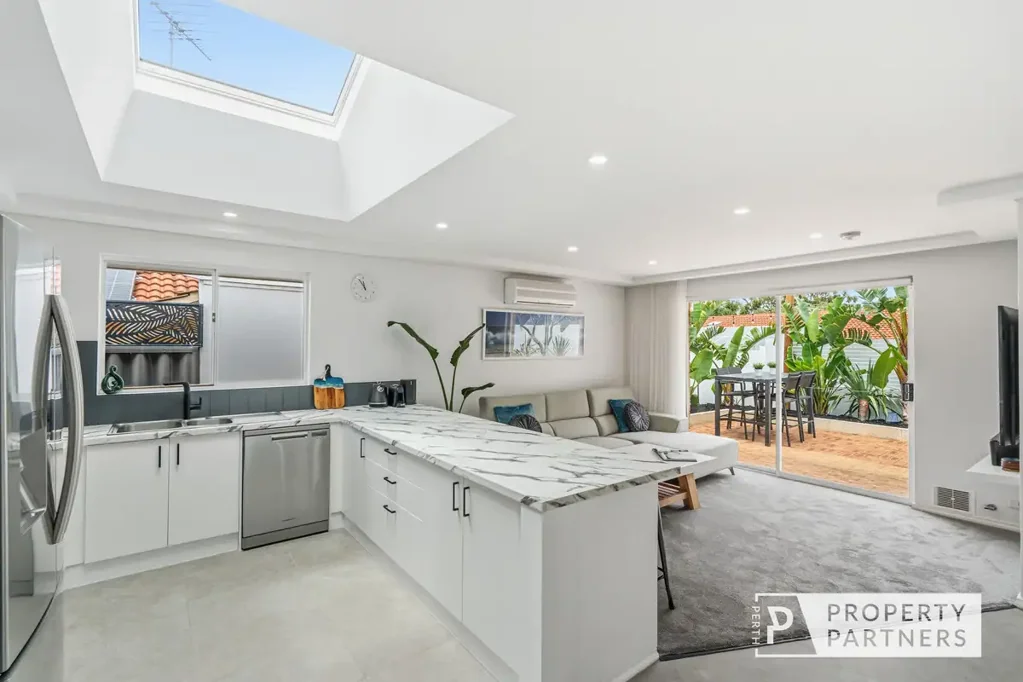 2/118 Deanmore Road, Scarborough, WA 6019