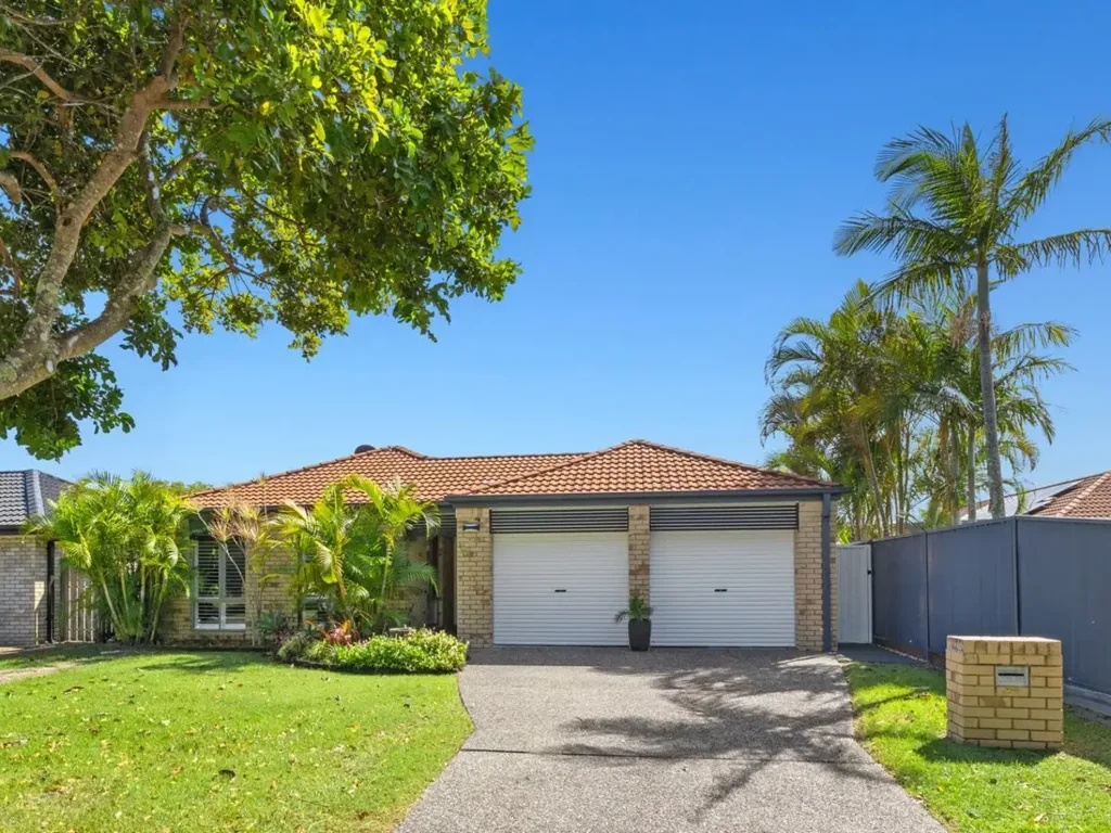 Kingscliff 3कमरा Renovated Family Home: A Perfect Blend of Modern Comfort & Timeless Elegance!