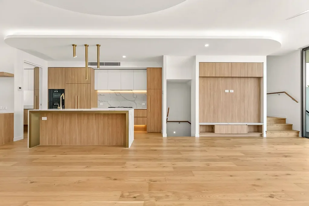 Luxury Townhouse in Prestigious Long Pocket Estate