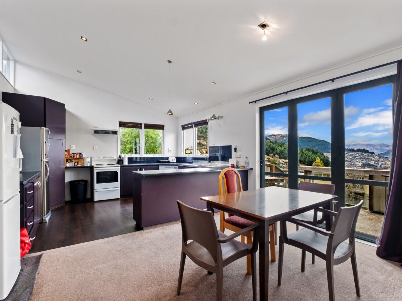 6 Wynyard Crescent, Fernhill/Sunshine Bay, Queenstown Lakes, 8 રૂમ, 2 બાથરૂમ