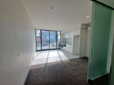 Unfurnished Modern 2 bed 1 bath - Opposite Queen Vic Market