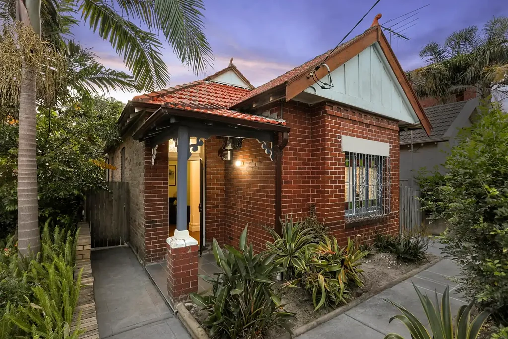 Kingsford 2Kwarto Freestanding Full Brick Home in Prime Location