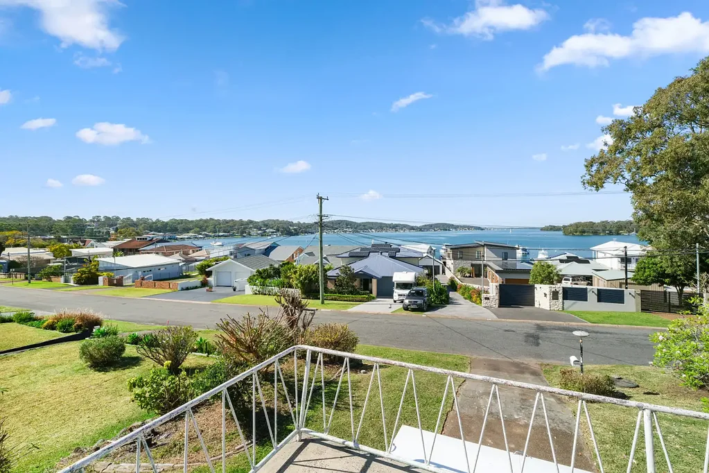 Kilaben Bay 3房  Put simply, renovate or rebuild to maximise the lake views