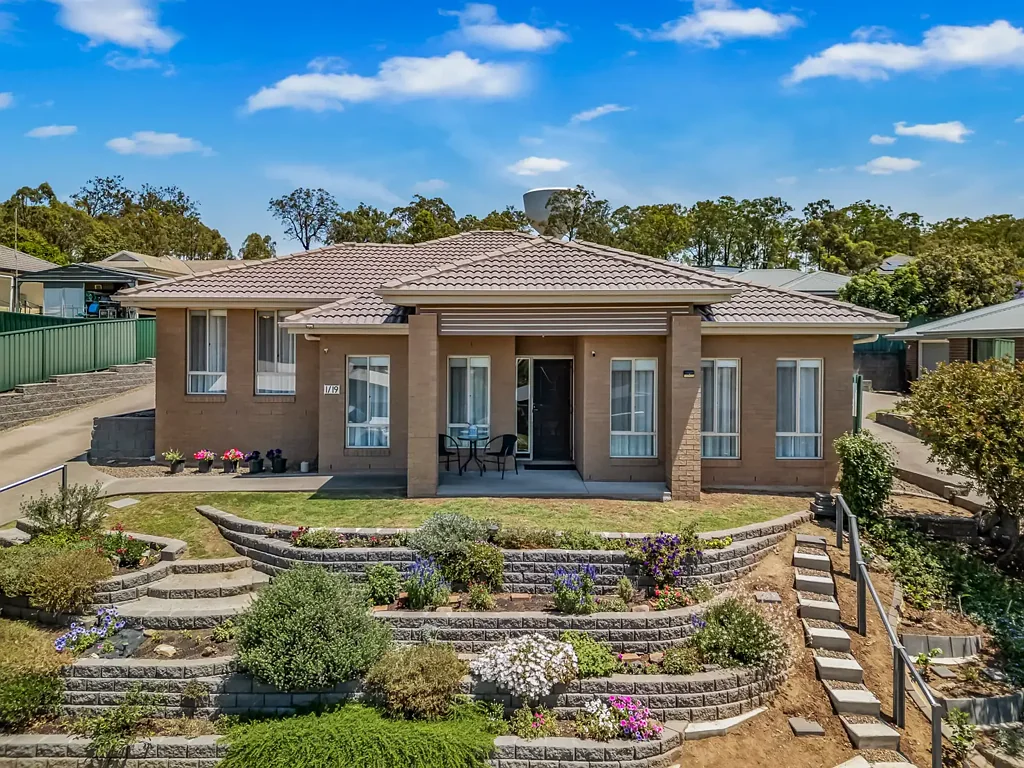 Muswellbrook 4房  Charming Split-Level Brick & Tile Villa with Elevated Views!