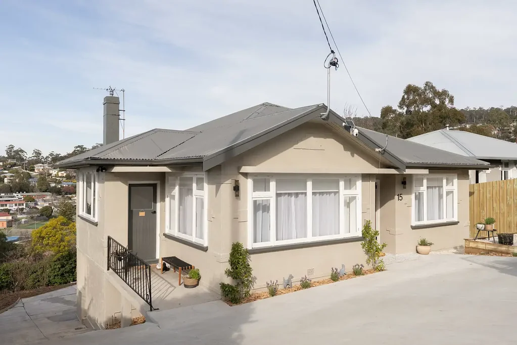 Trevallyn 4ਬੈੱਡਰੂਮ Renovated home or investment with stunning views flexible lower level with external access and self contained potential, minutes to Cataract Gorge