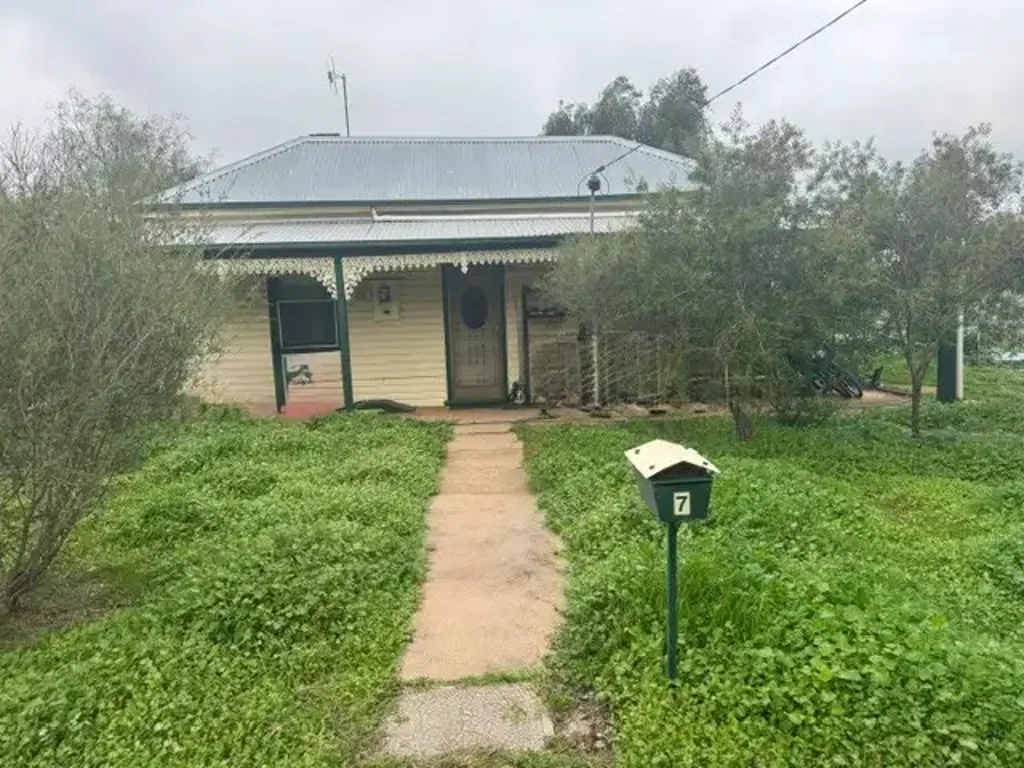 Charlton CHARMING COUNTRY COTTAGE ON A HUGE BLOCK!
