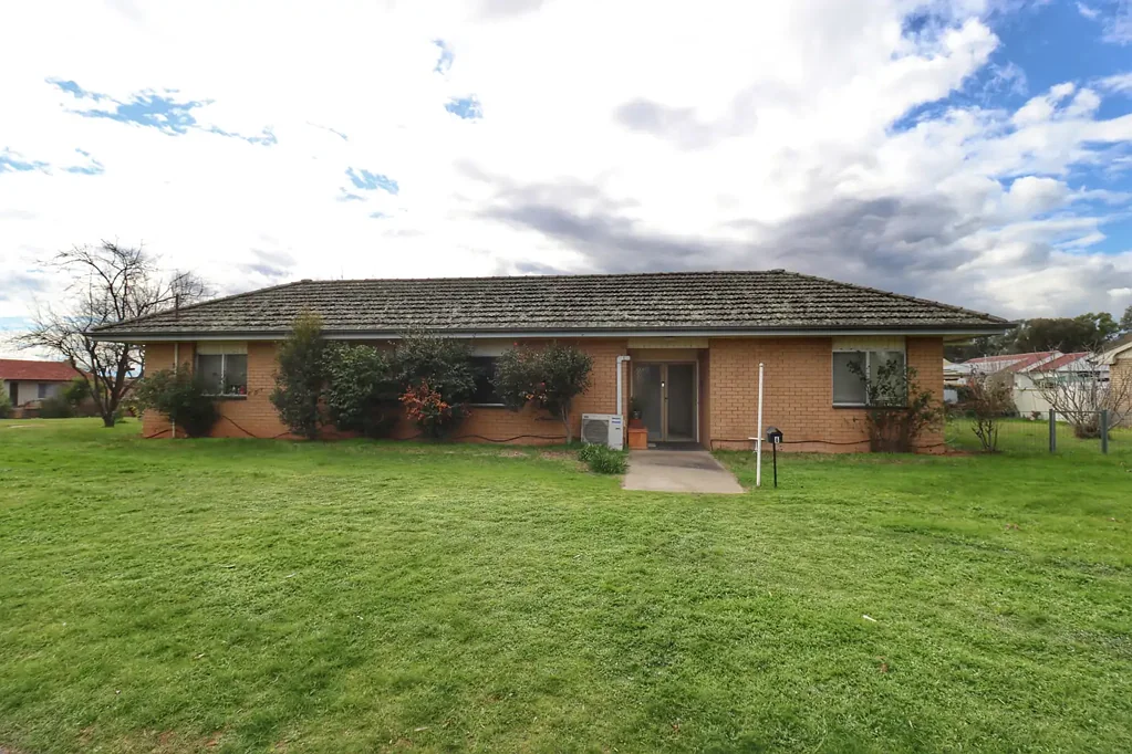Cowra 4 Bedroom Unique Family Home