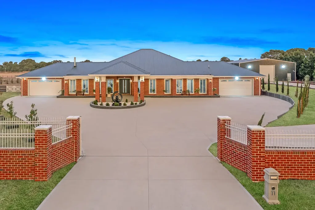 11 Rangeview Close, Mickleham, VIC 3064
