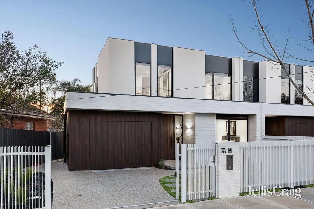 Bentleigh East 4 Slaapkamer Luxury Living with Space, Light and Style