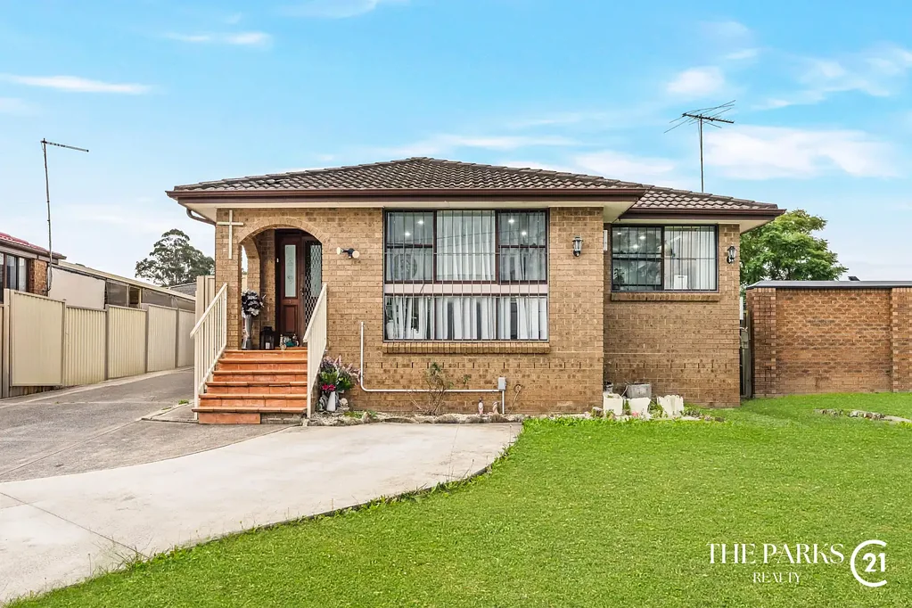 GREAT THREE BEDROOM BRICK FAMILY HOME!