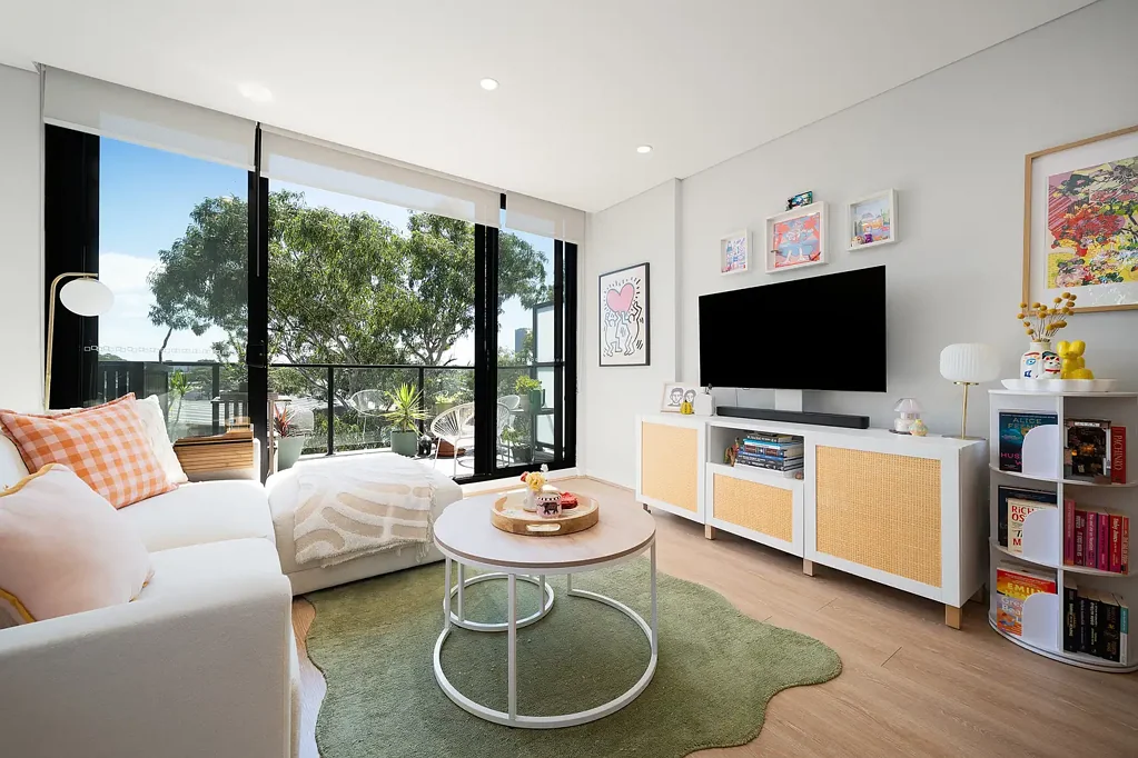 Homebush 1ห้องนอน Top Floor Corner Apartment with Only One Common Wall | Immaculately Maintained & Bathed in Natural Light