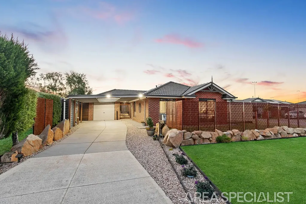 Carrum Downs 3房 安静庭院 三卧住宅 开放式起居 现代厨房 不锈钢电器 中央双入口浴室 管道供暖 低维护花园 双车位 The Brief:
Modern comfort and easy living in a quiet court setting.