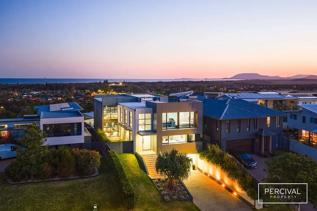 Port Macquarie 4कमरा Sweeping Ocean Views - Inspired Lighthouse Beach Living