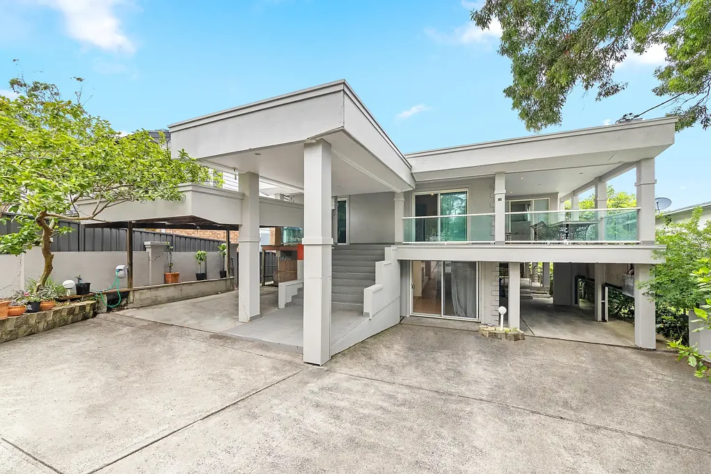 Nords Wharf 6 Bedroom Lakeside Living with Dual Accommodation & Stunning Views