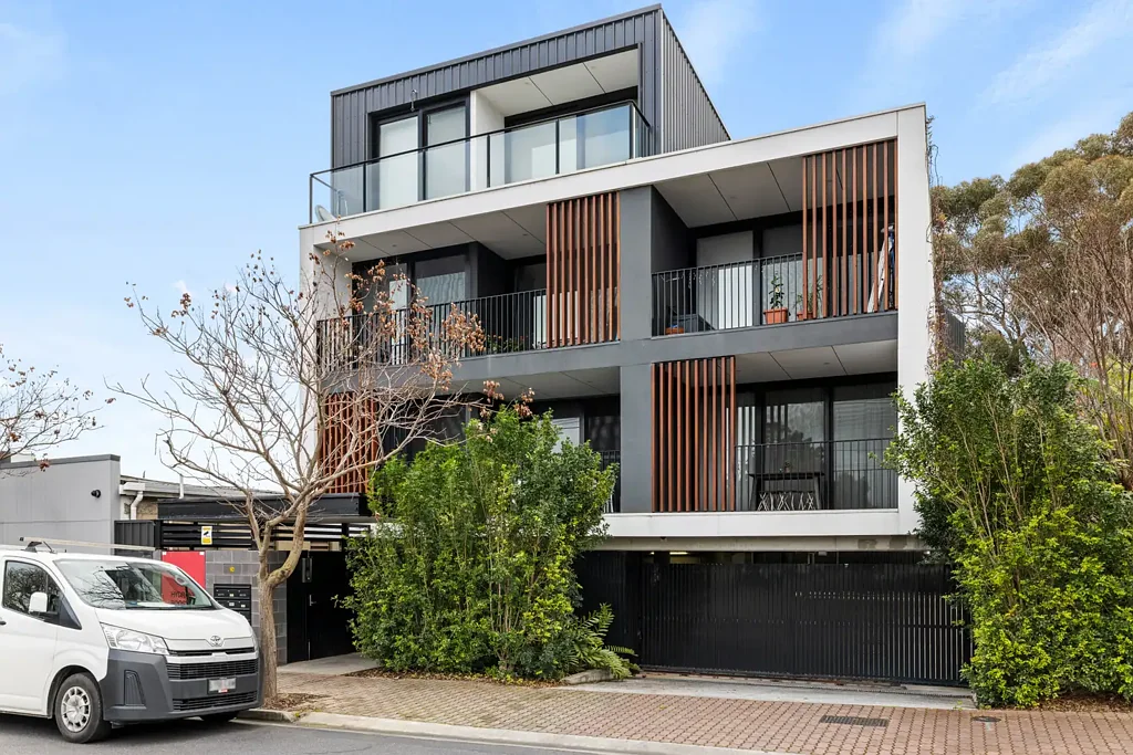 Prospect 2房  Two Bathrooms and a Balcony With Panoramic Hills Views in Prime City Fringe Locale