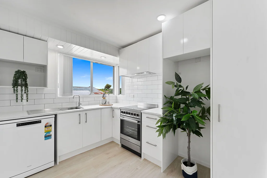 Pakuranga Heights 3房  New Kitchen & Bath, Spacious Garden & School Zone!