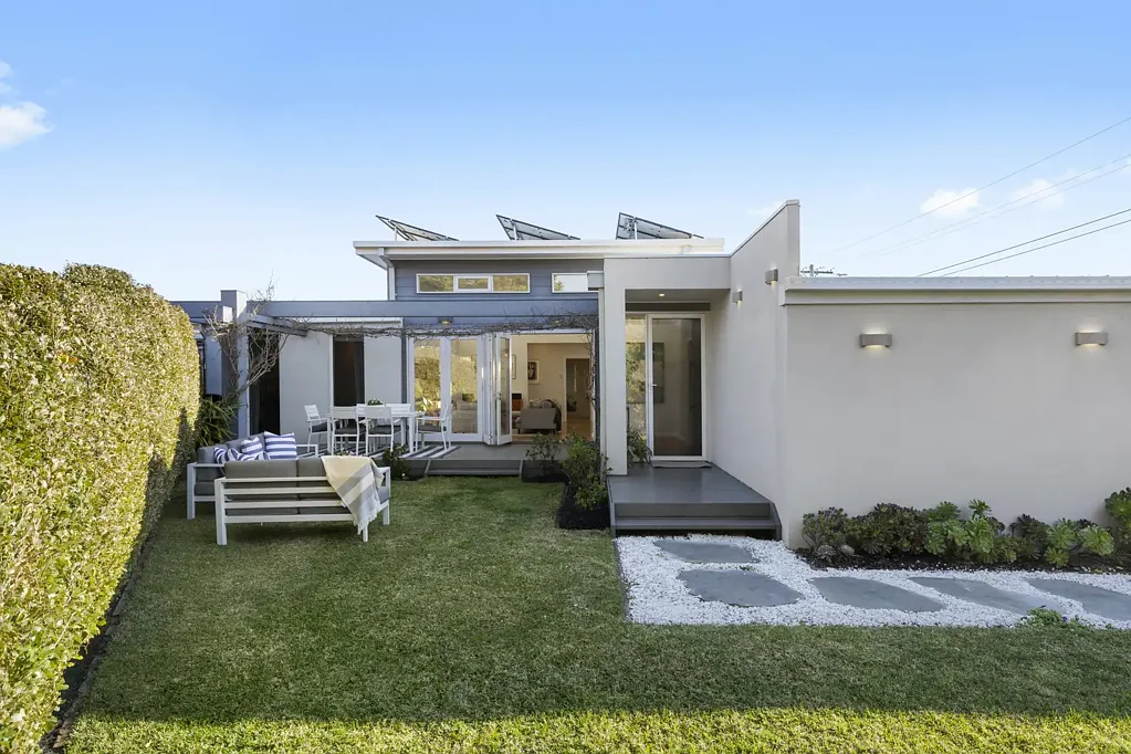 Aspendale 3 Bedroom Secluded & Sun-Filled Family Sanctuary in Idyllic Garden Surrounds