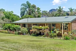 18 Hillside Road, Glass House Mountains