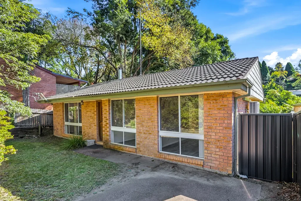 Hazelbrook 3房 宽敞714.5sqm地块 三卧实用布局 厨房已更新 大型后院无后邻 宁静山居生活 增值潜力无限 Perfect Entry Level.