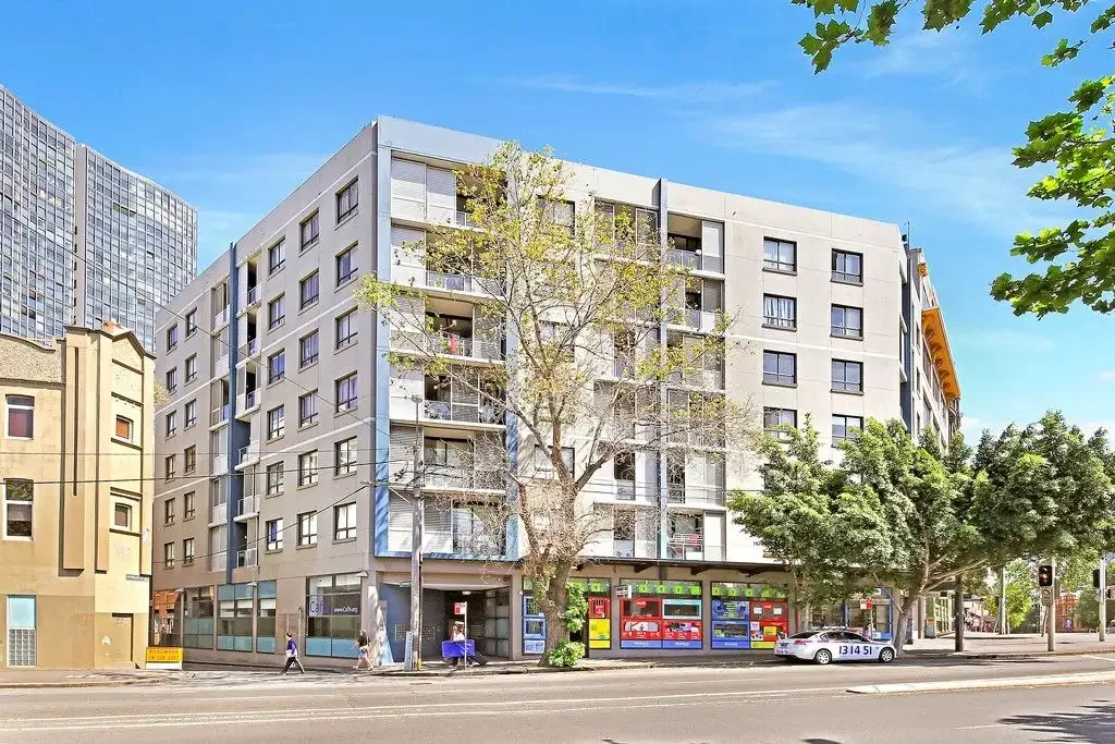 Spacious Two-Bedroom Apartment with City Views – Prime CBD Fringe Location
