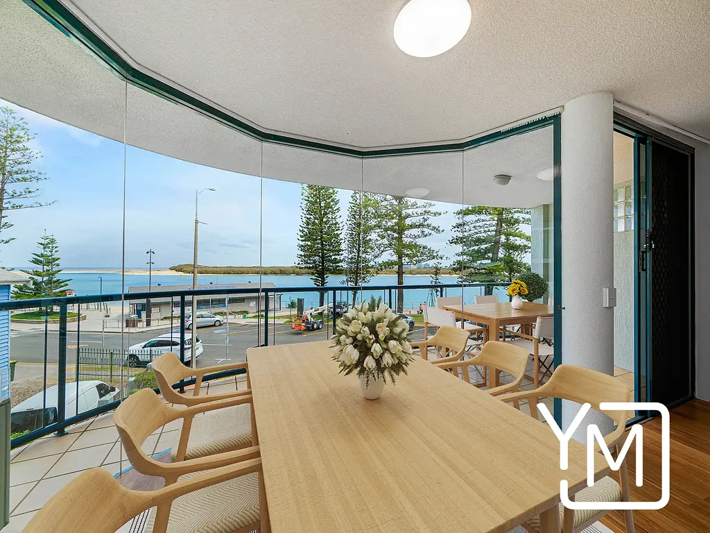 Caloundra 2房  Effortless Coastal Living - Beachfront Apartment with Dual Parking