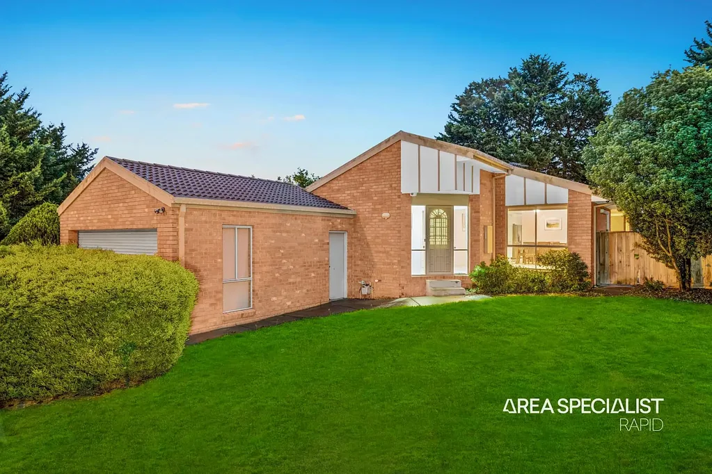 Narre Warren South 4房 四卧宽敞主套 654㎡土地 双车库后方通道 厨房储物充足 靠近学校商圈 The Brief: Expansive Family Home with Multiple Living Areas on a Generous 654sqm (Approx.) Block!